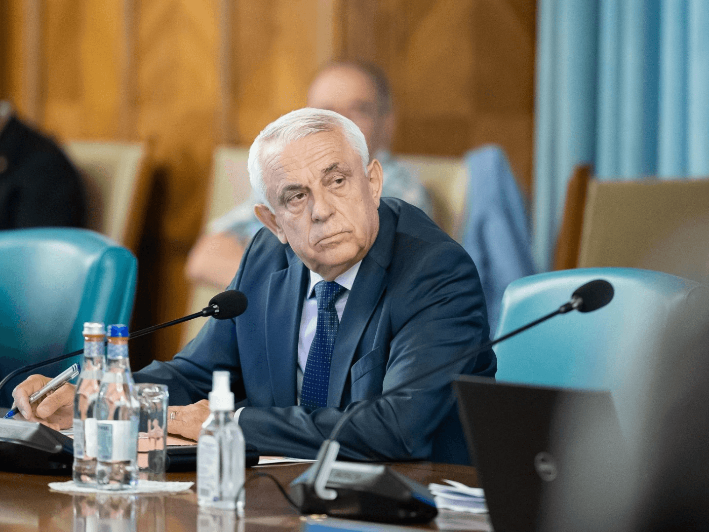 Moțiune împotriva ministrului Agriculturii. Petre Daea și-a prezentat „condica” în fața parlamentarilor