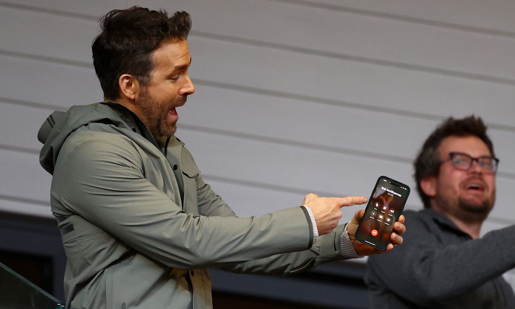 Echipa starurilor de la Hollywood, Ryan Reynolds și Rob McElhenney, a promovat oficial