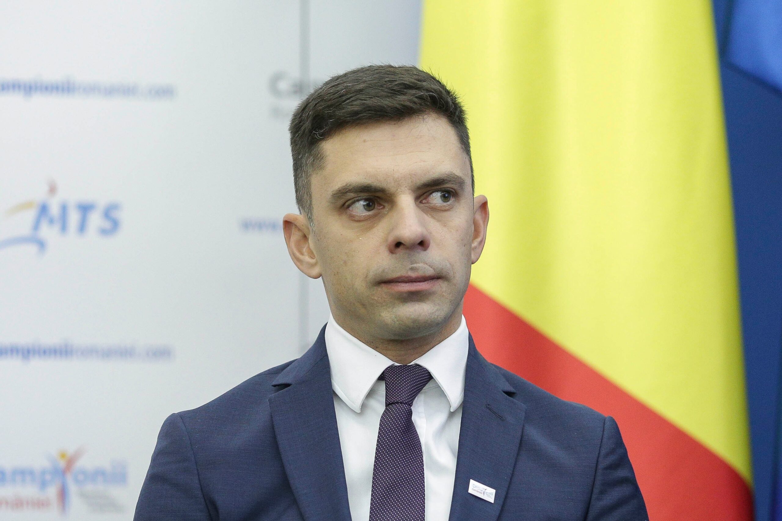 Familia ministrului Eduard Novak, acuzată că s-a abonat la banii publici. Alte premieri de zeci de mii de euro ies la iveală