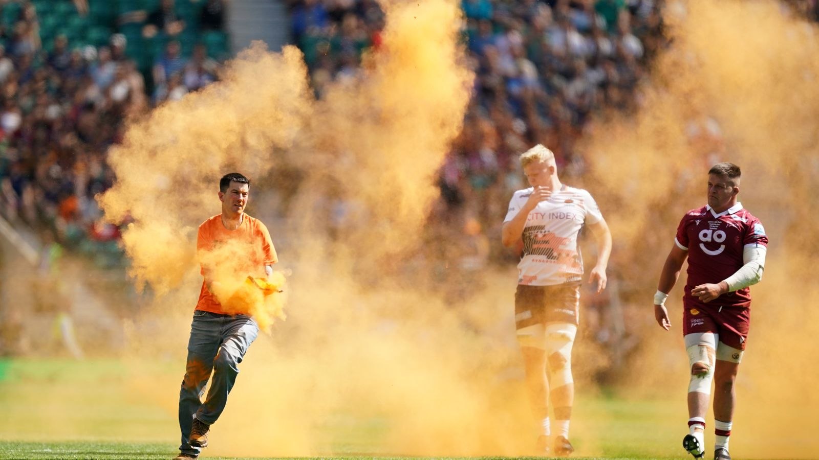 Activiștii de mediu au pulverizat vopsea pudră la finala de rugby a Premiership Rugby FOTO+VIDEO