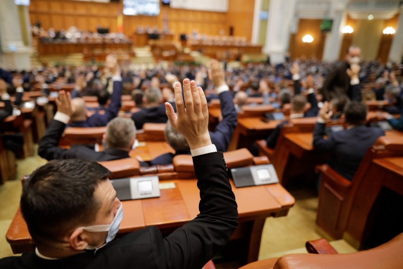 Cum și-au tras parlamentarii mini-concediu prelungit de 1 Mai. Ce beneficii are un ales