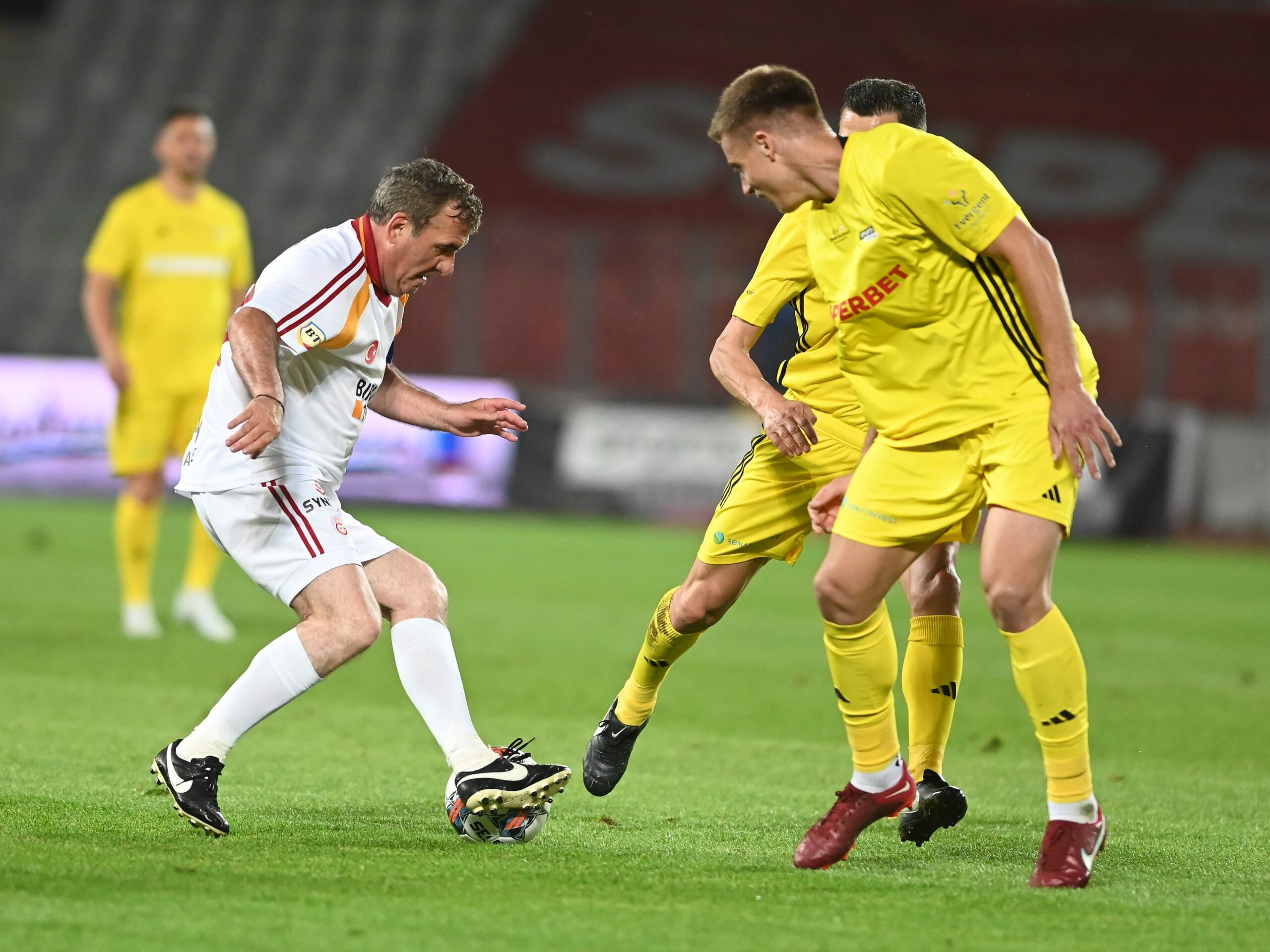 Recital de 8 goluri în România All Stars – Galatasaray Legends. La pauză România conducea cu 3-1
