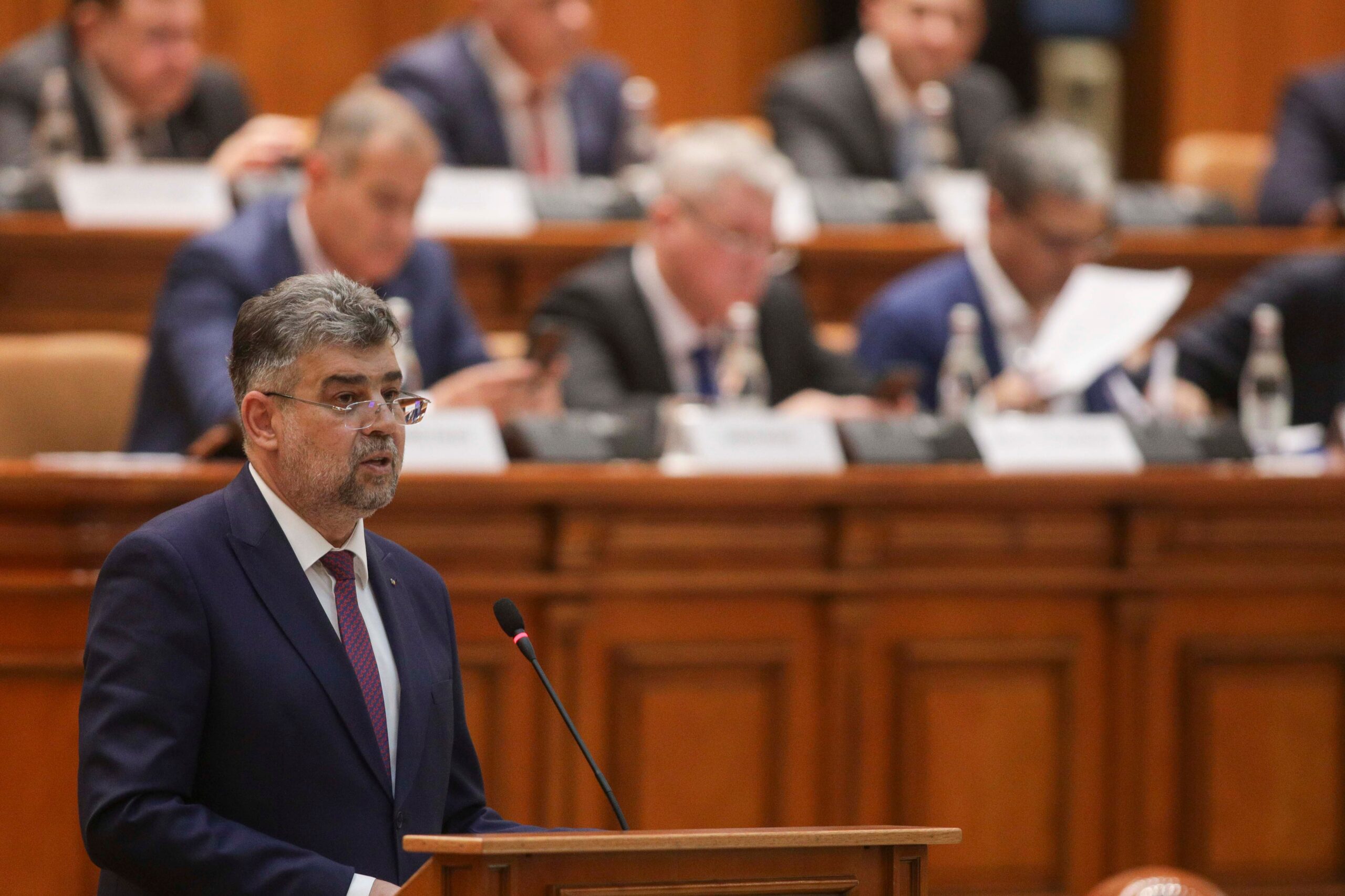 Cu mandatul de premier pe masă. Guvernul își asumă răspunderea în fața Parlamentului pe reforma bugetară și fiscală
