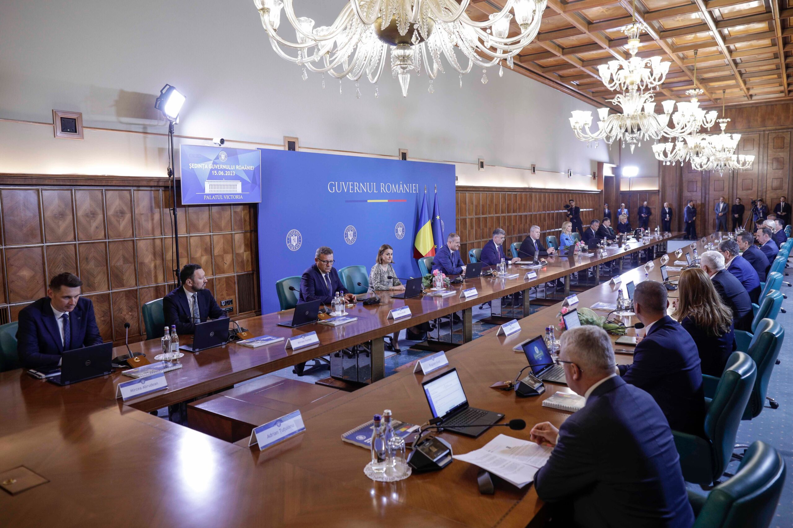 Reducerea prețurilor la alimentele de bază, pe masa Guvernului vineri