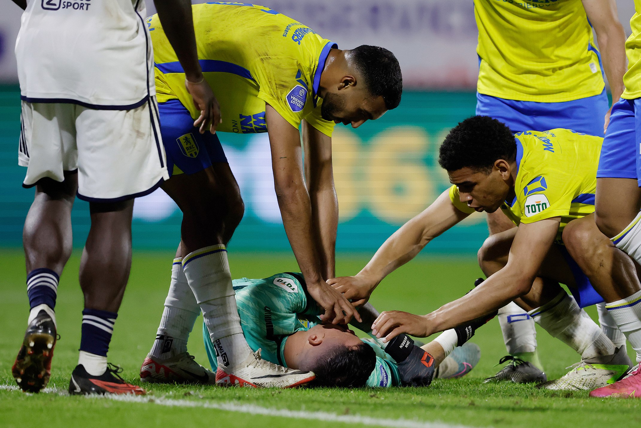 Momente dramatice în Waalwijk – Ajax. Portarul gazdelor a fost resuscitat chiar pe teren