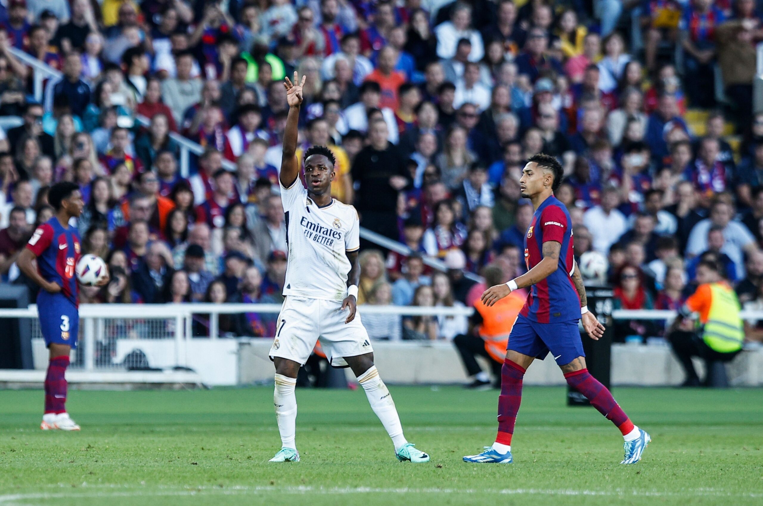 Real Madrid, pe primul loc în La Liga după victoria cu FC Barcelona. Meciul, urmărit din tribune de trupa The Rolling Stones VIDEO