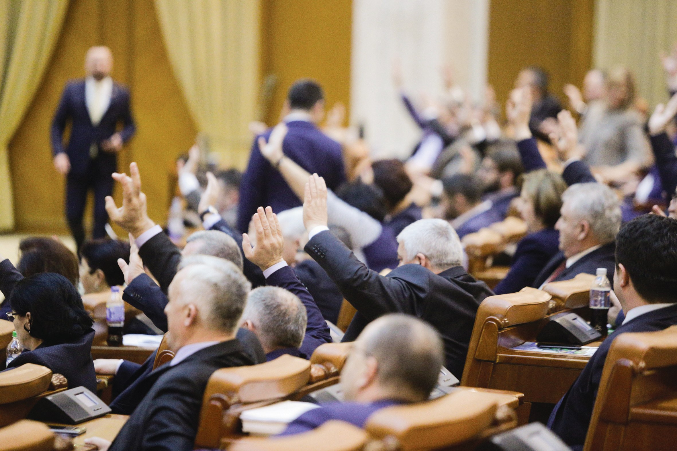 Foștii parlamentari rămân cu pensiile speciale. Cu ce nuanțe vine CCR