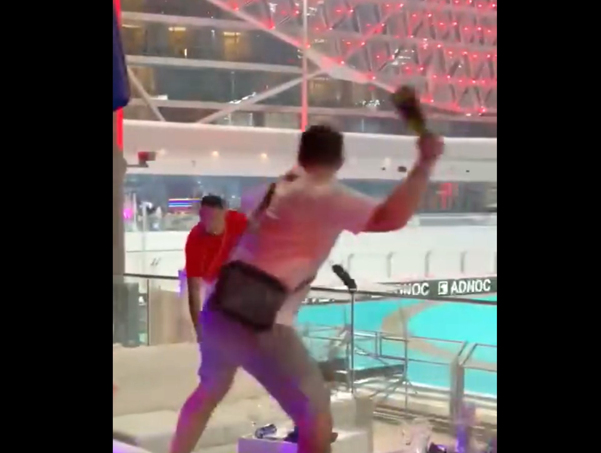 Imagini de o violență extremă la Marele Premiu de Formula 1 din Abu Dhabi. Fanii britanici beți și-au aruncat în cap sticle de Prosecco VIDEO