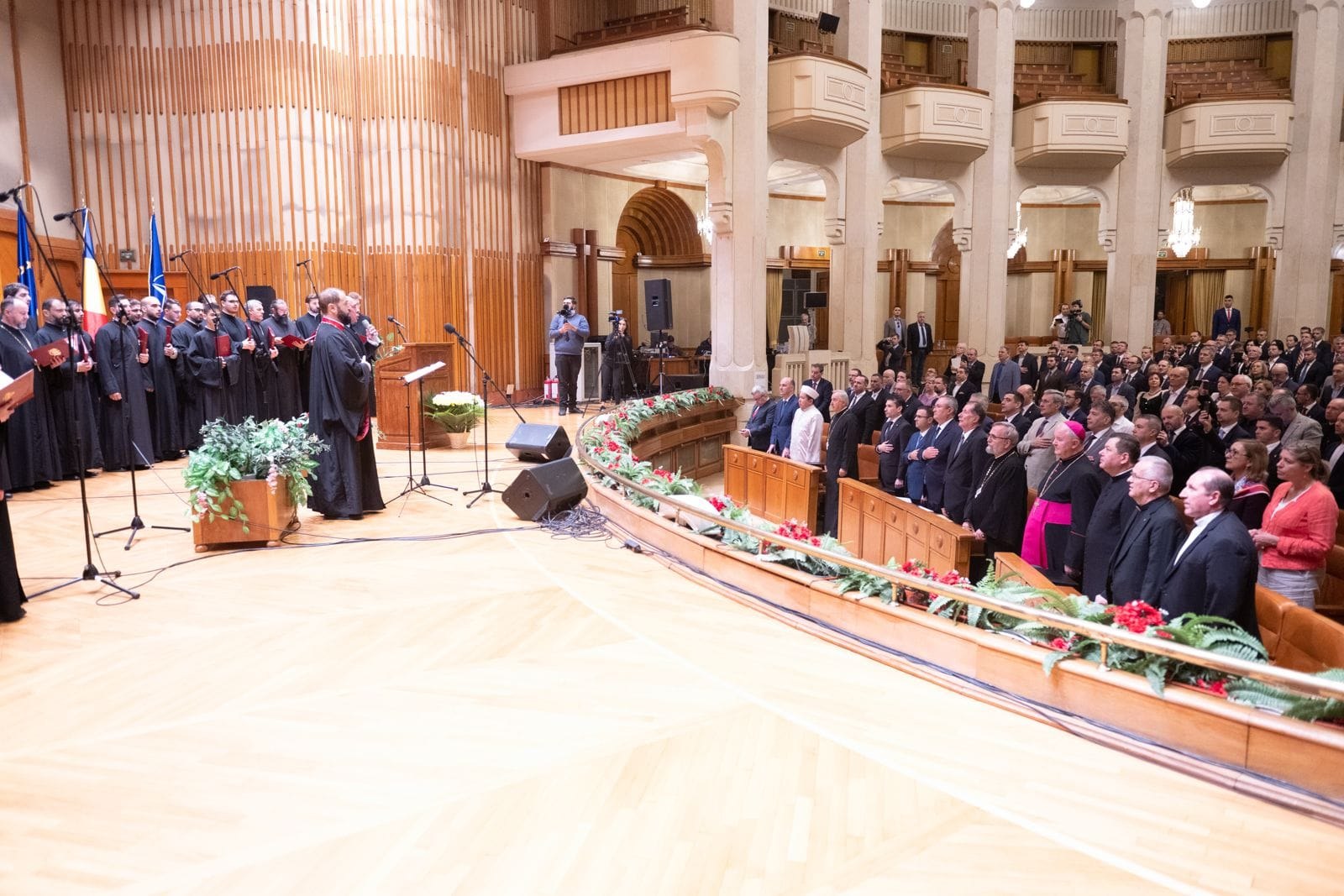 Ciucă vrea o capelă de rugăciune în Parlament. Mesajul transmis de Patriarhul Daniel