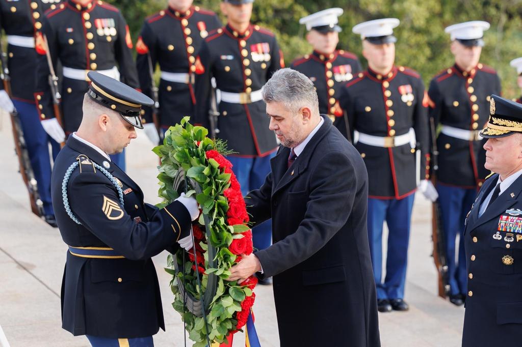 Ciolacu a depus o coroană de flori la Cimitirul Arlington din Washington. Ce mesaj a transmis premierul