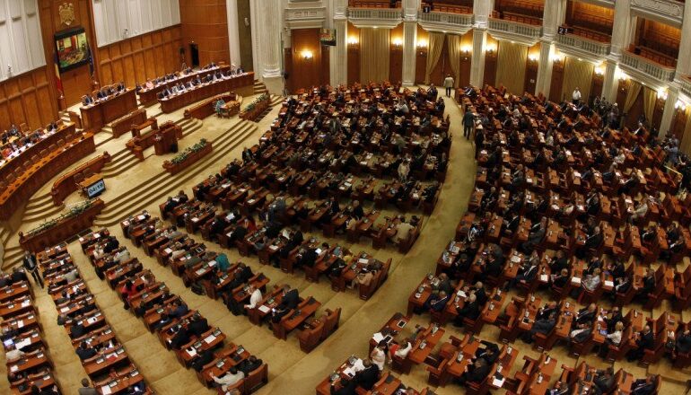 La un pas de adoptare. Legea bugetului și cea a asigurărilor sociale primesc undă verde de la comisii