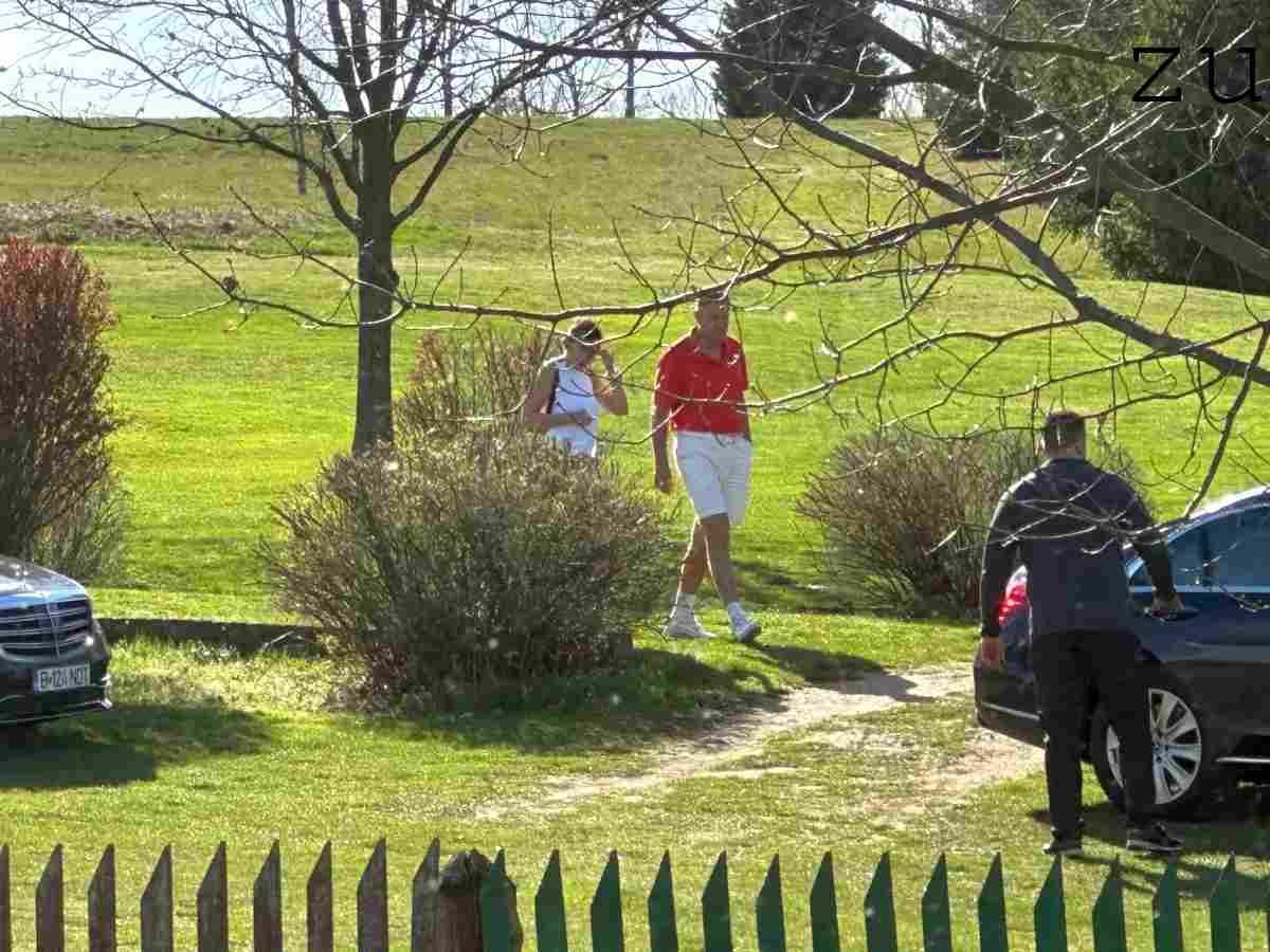 Președintele Klaus Iohannis, fotografiat pe terenul de golf alături de soție