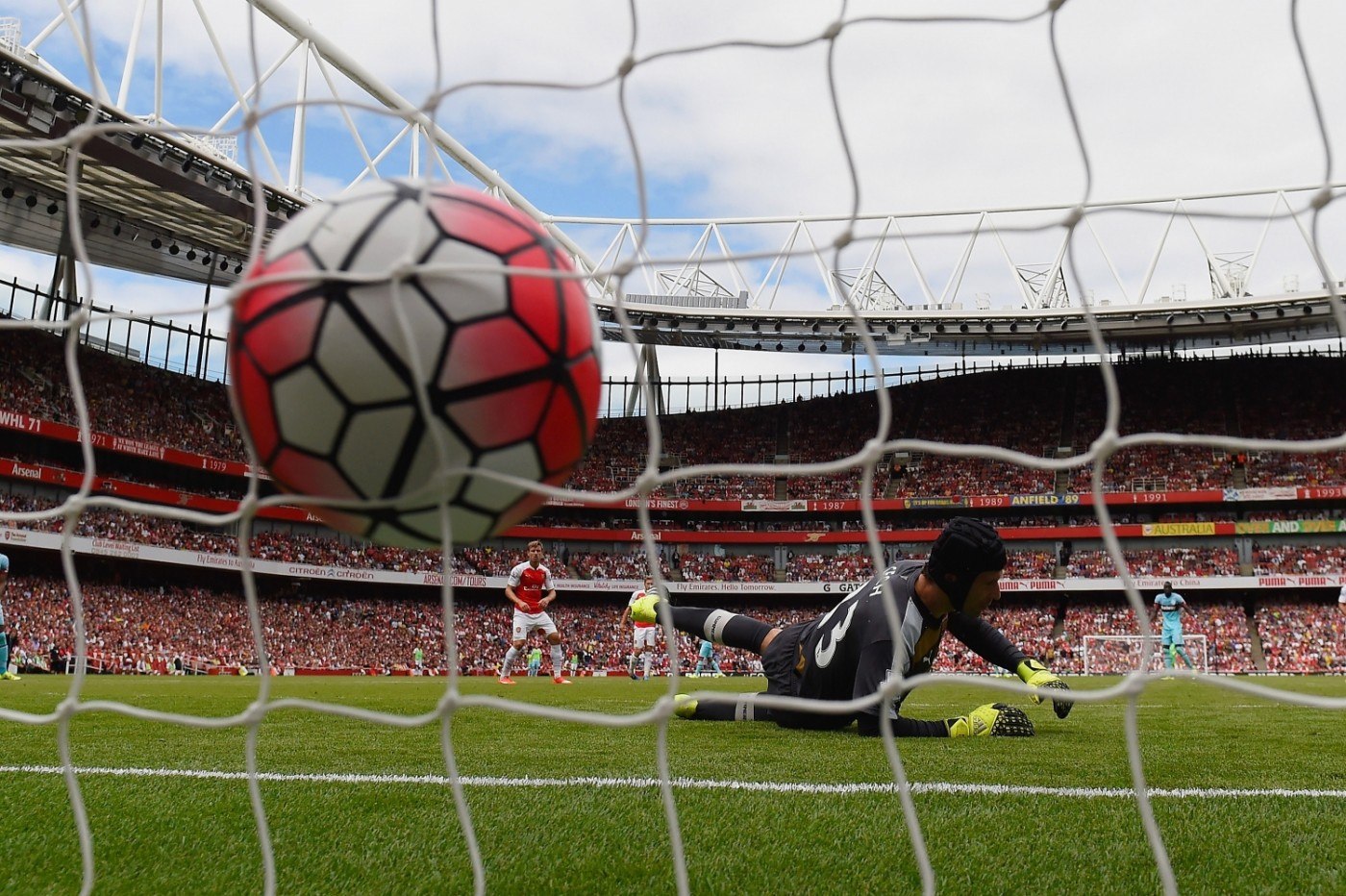 Reacția echipei Arsenal Londra după ce gruparea teroristă ISIS a amenințat că va viza meciurile din Liga Campionilor