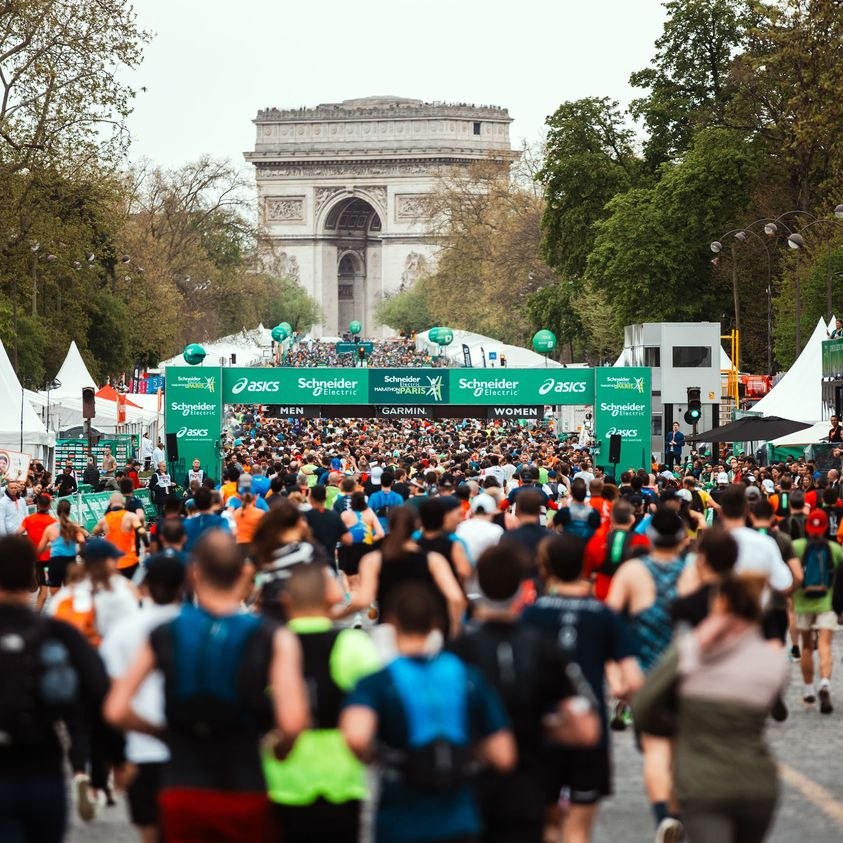 Lecție pentru Micul Paris: Capitala Franței ne-a arătat cum se mândrește cu un eveniment hulit și înjurat la București EXCLUSIV