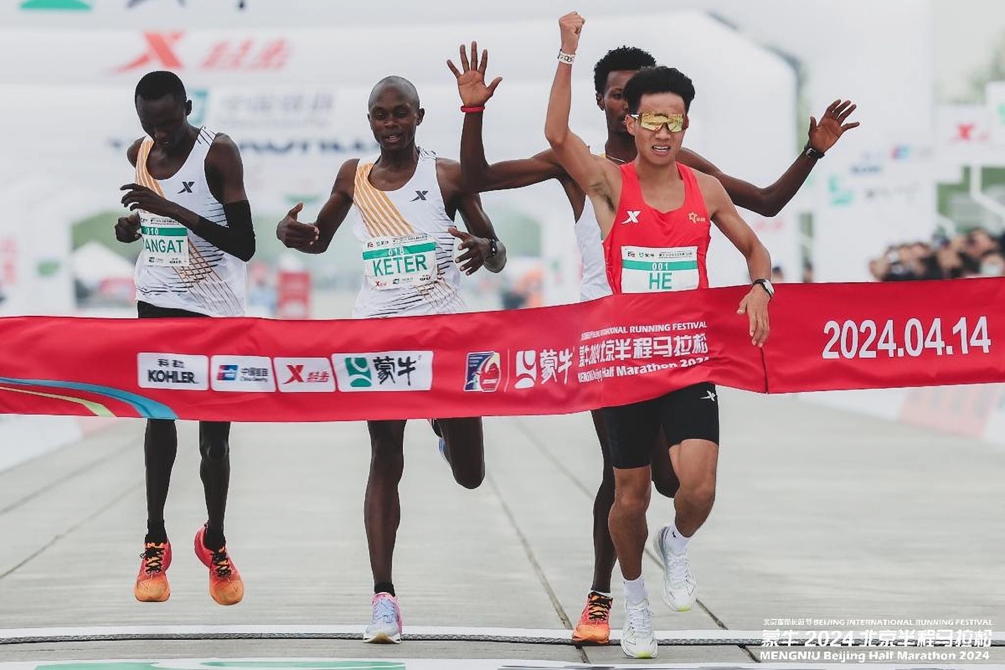 Blat la semimaratonul de la Beijing: 3 africani au încetinit la finiș ca să câștige un chinez. Ce au pățit cei 4 VIDEO