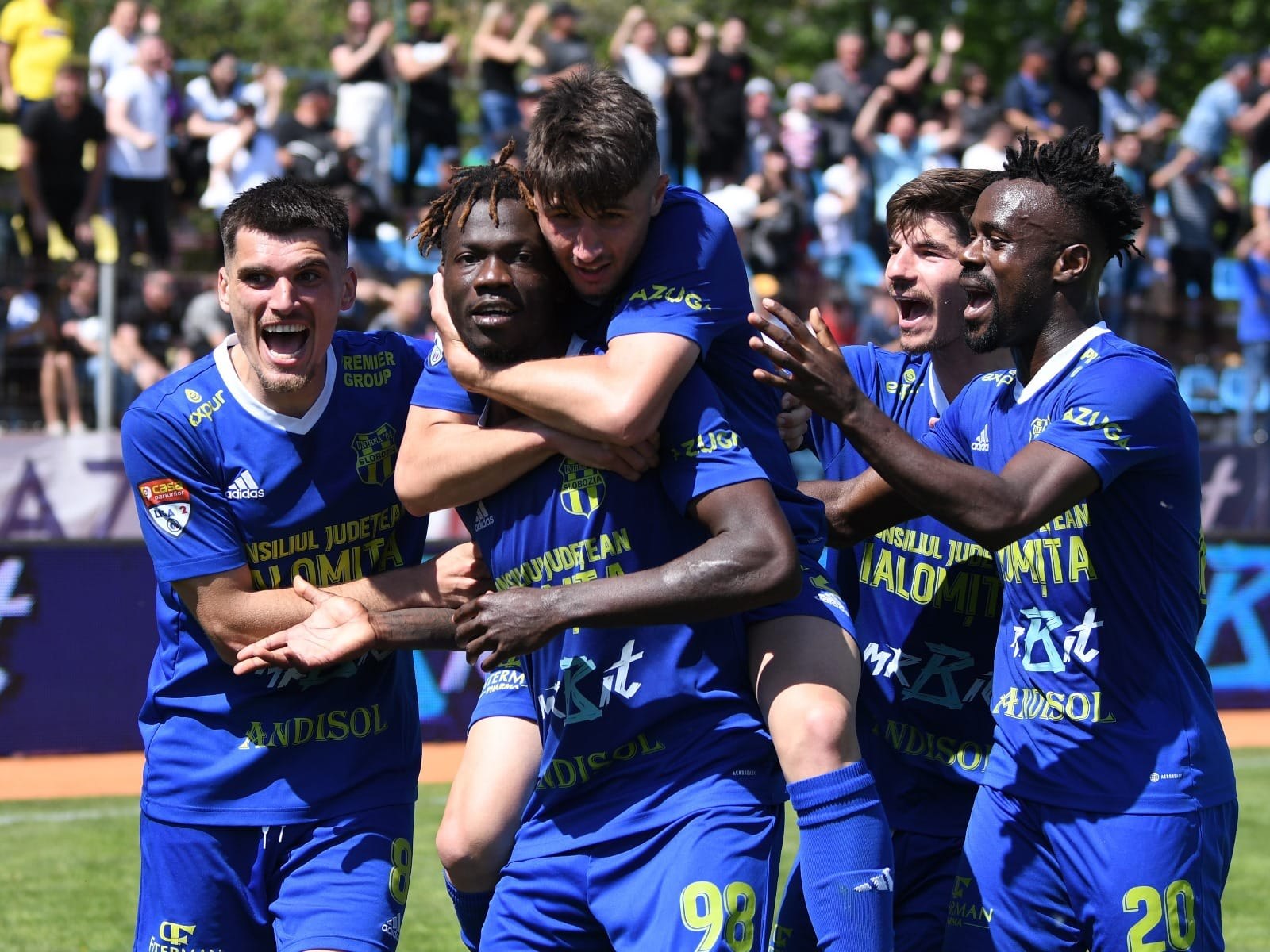 Unirea Slobozia a câştigat la Mioveni şi a promovat în premieră în prima ligă. Cum s-au bucurat jucătorii lui Adrian Mihalcea VIDEO