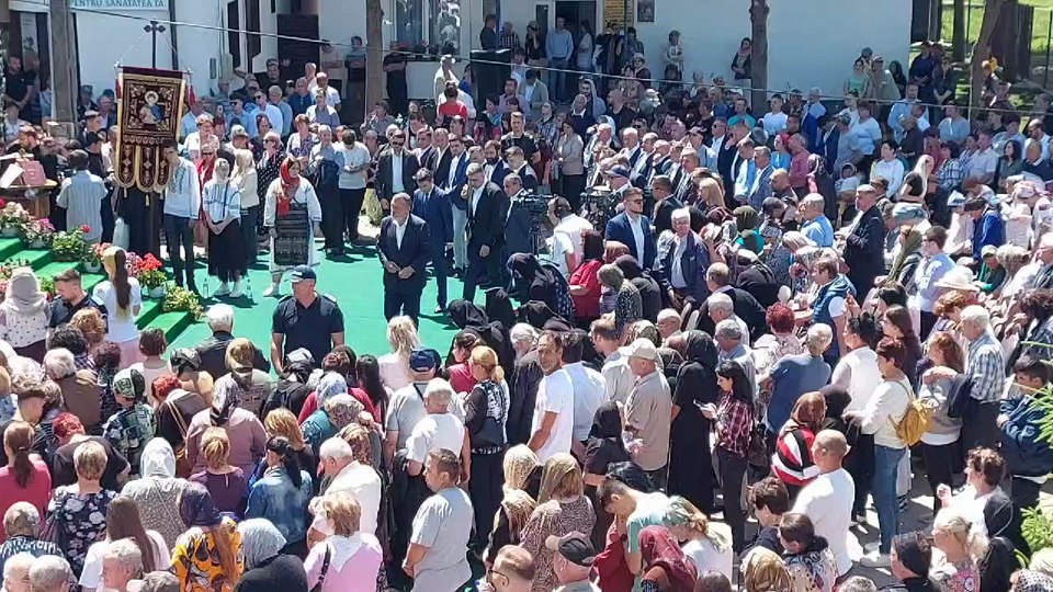 Cum a fost surprins premierul Ciolacu în „patria” secretarului PSD Paul Stănescu. Mii de oameni au venit la Vișina VIDEO