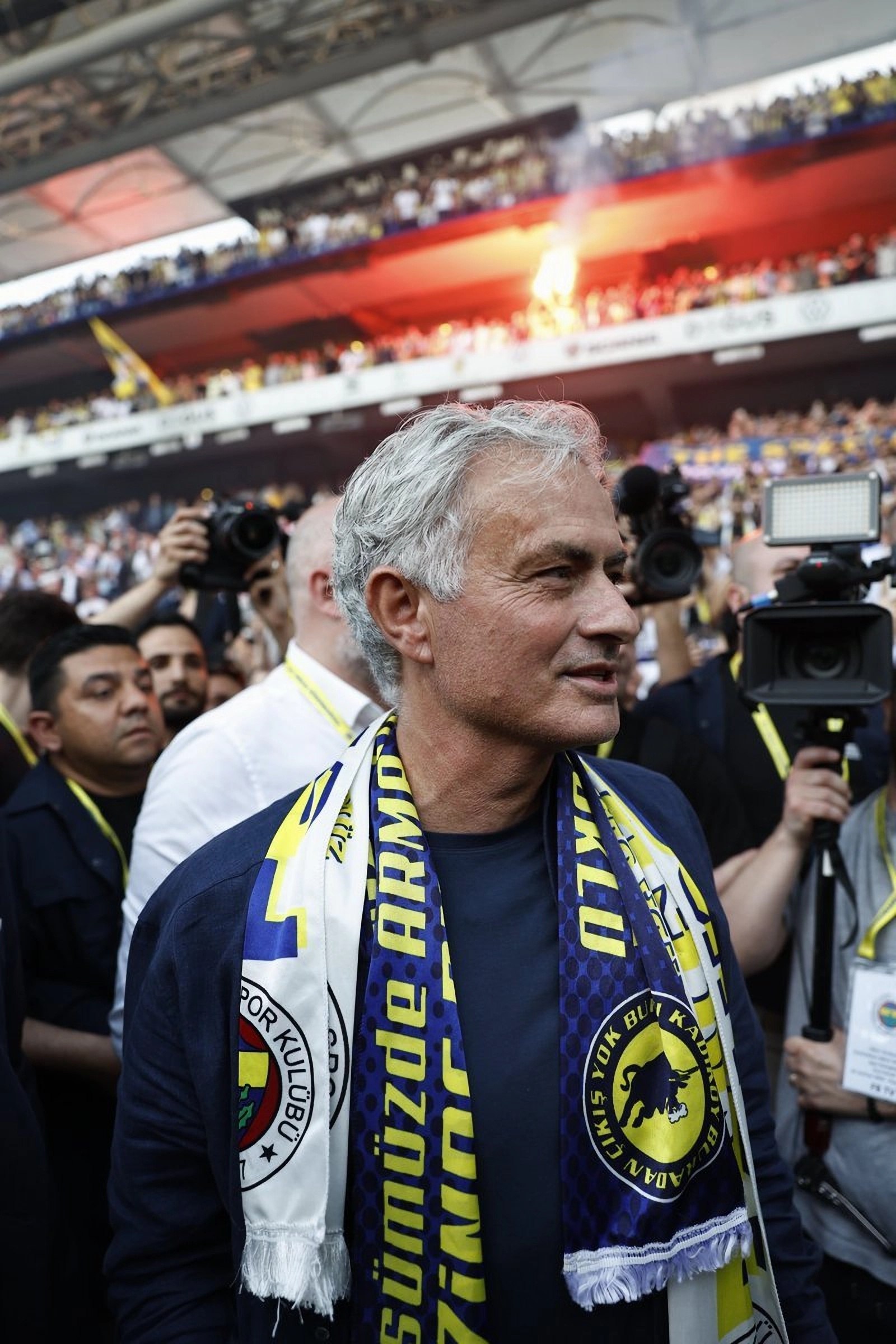 Isterie în Turcia: Jose Mourinho, primit ca un împărat la Istanbul, de 45.000 de spectatori VIDEO