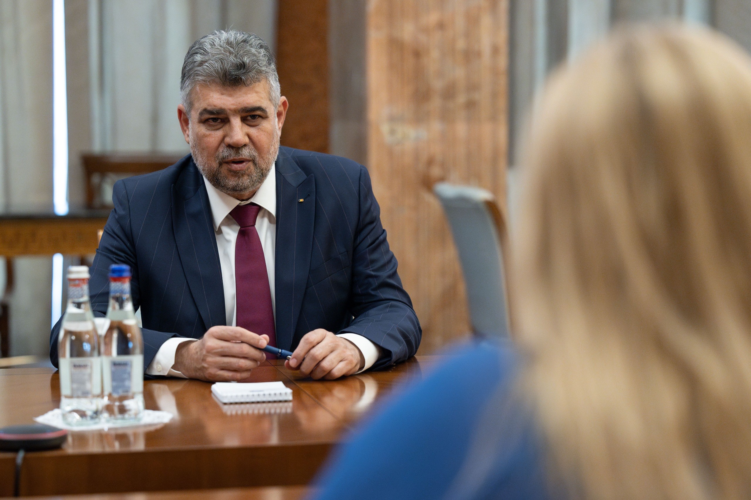 Reacția unui senator PSD după ce Ciolacu s-a pupat cu Șoșoacă. Chemarea liderilor extremiști la consultări: „una firească”