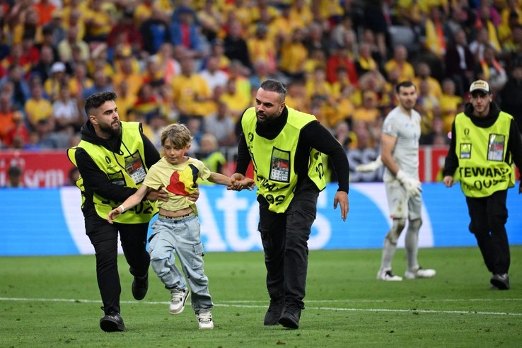 De ce a intrat pe teren puștiul român alergat de stewarzi la meciul cu Olanda. „Am reușit” FOTO