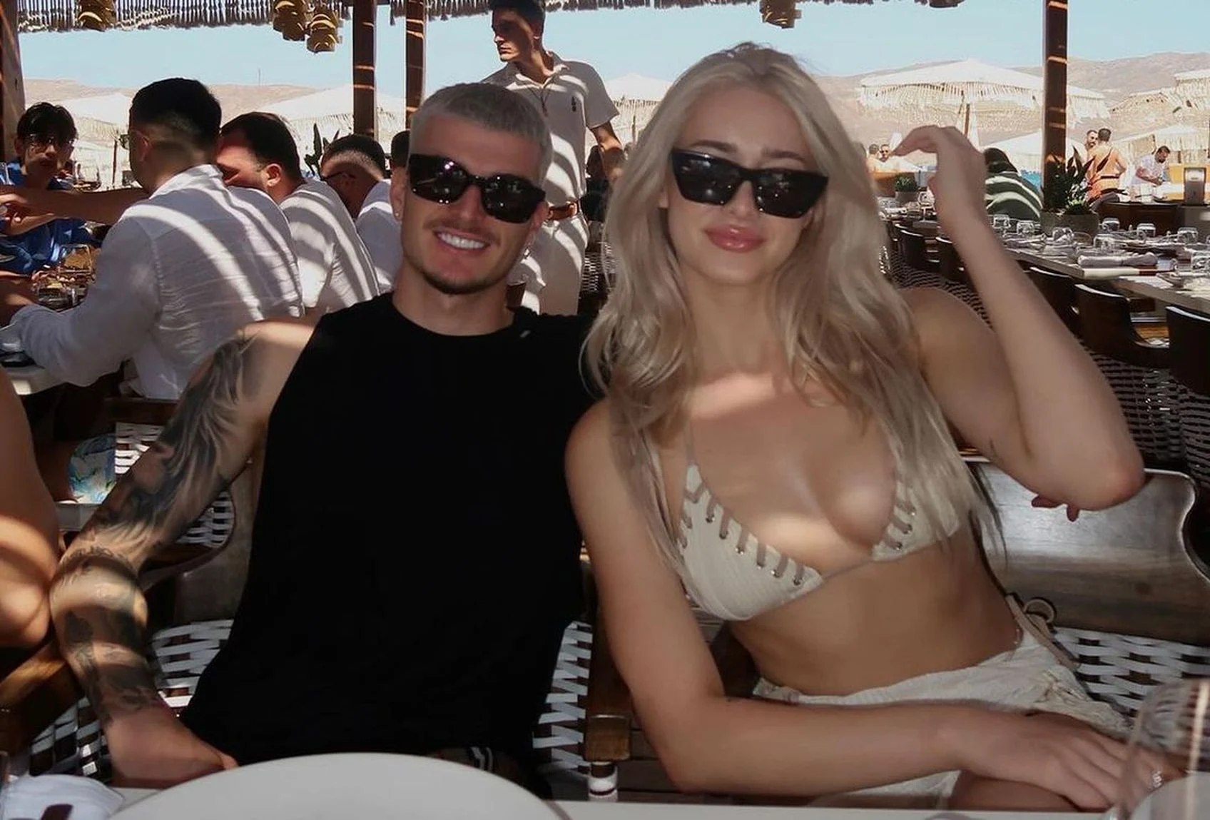 De la Euro, direct pe plajă. Man și Mihăilă, alături de iubite pe cea mai scumpă insulă din Grecia FOTO