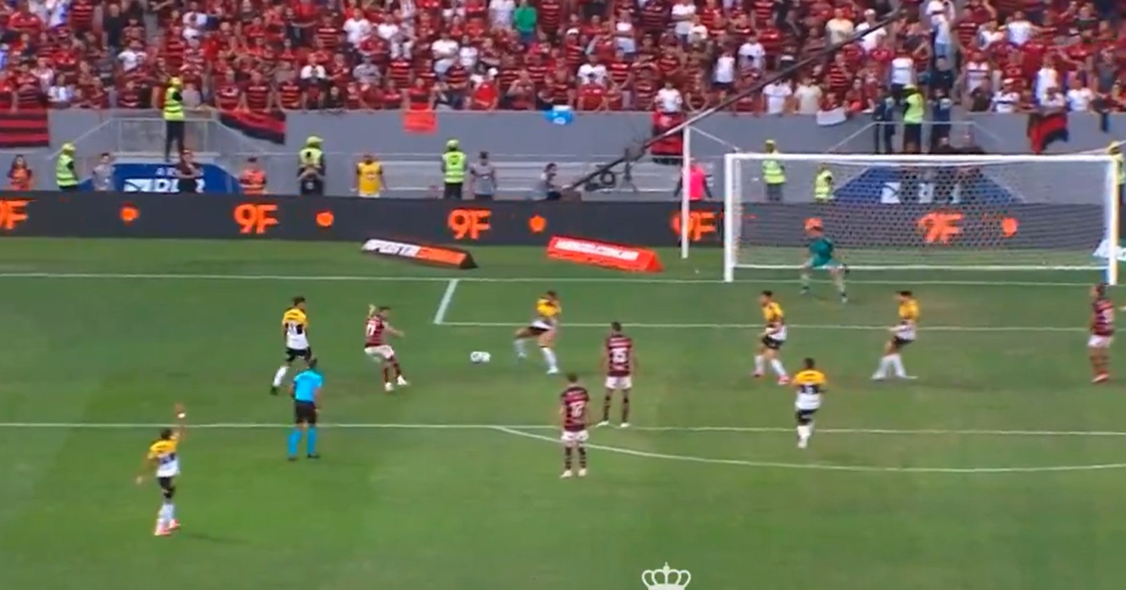 Cel mai ciudat penalty din istorie, acordat în prima ligă din Brazilia. Nu a fost nici fault, nici henț VIDEO