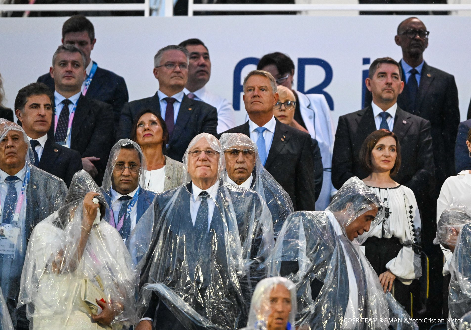 Iohannis, la „masa bogaților”. Președintele a prins loc sub copertină, în timp ce alți șefi de stat au fost puși să stea în ploaie