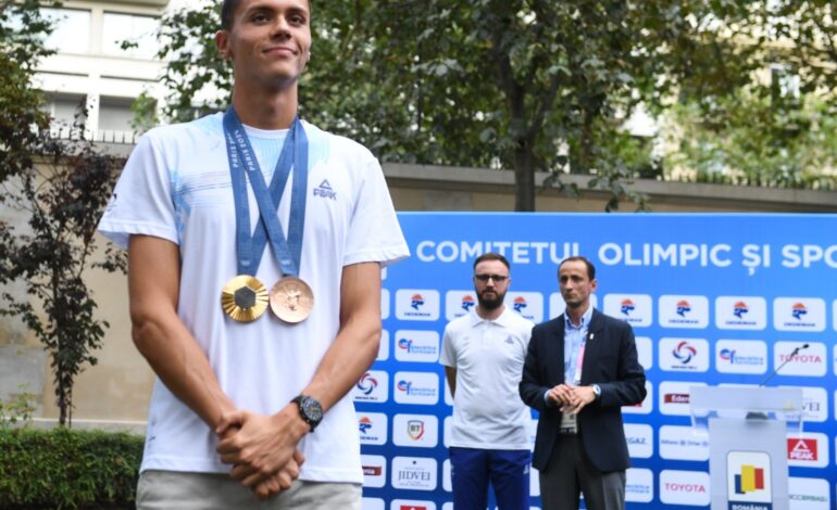 David Popovici, pe pământ românesc, la întoarcerea de la JO 24: „Pentru aceste 2 bucăţi de metal unii muncim o viaţă”