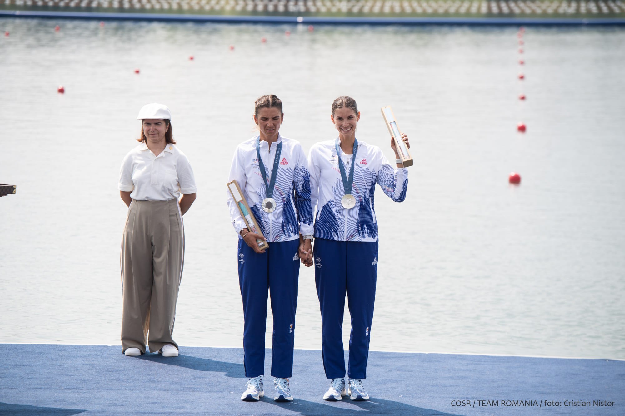 Ionela Cozmiuc, aproape de leșin pe podium. Colega sa i-a acordat imediat primul ajutor