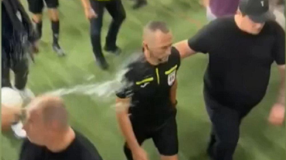 În Ghencea, ca-n Vestul Sălbatic. Ce a pățit arbitrul Ionuț Coza la finalul meciului FCSB – Poli Iași VIDEO