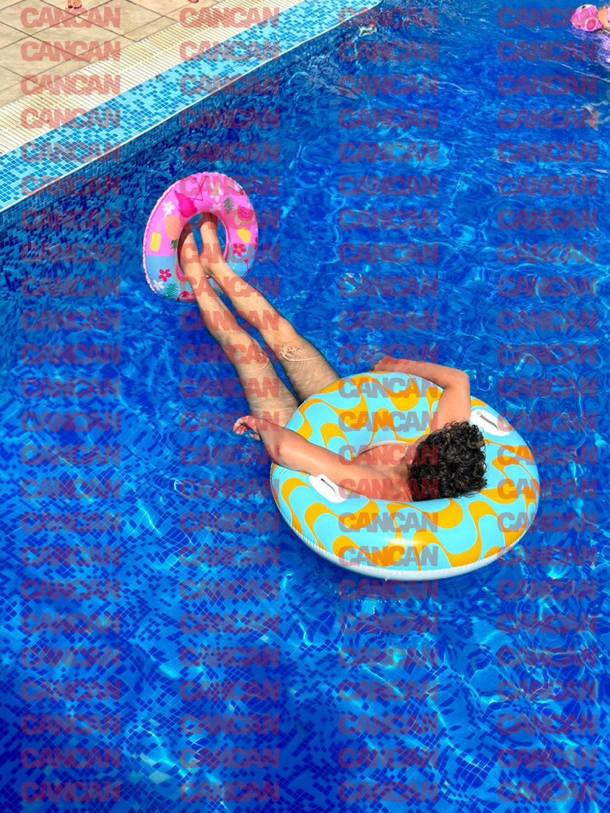 Imagini savuroase cu Nicușor Dan la piscină, în slipi: umflă colăcelul și apoi îl testează, în timp ce face pluta