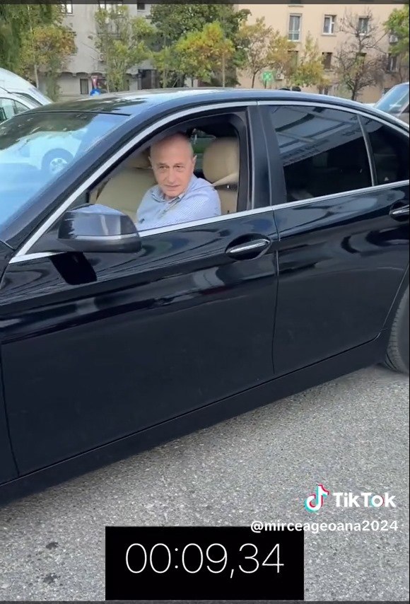 Reacția lui Mircea Geoană la valul de ironii legat de aptitudinile sale de șofer. În cât timp a reușit să iasă cu mașina din parcare