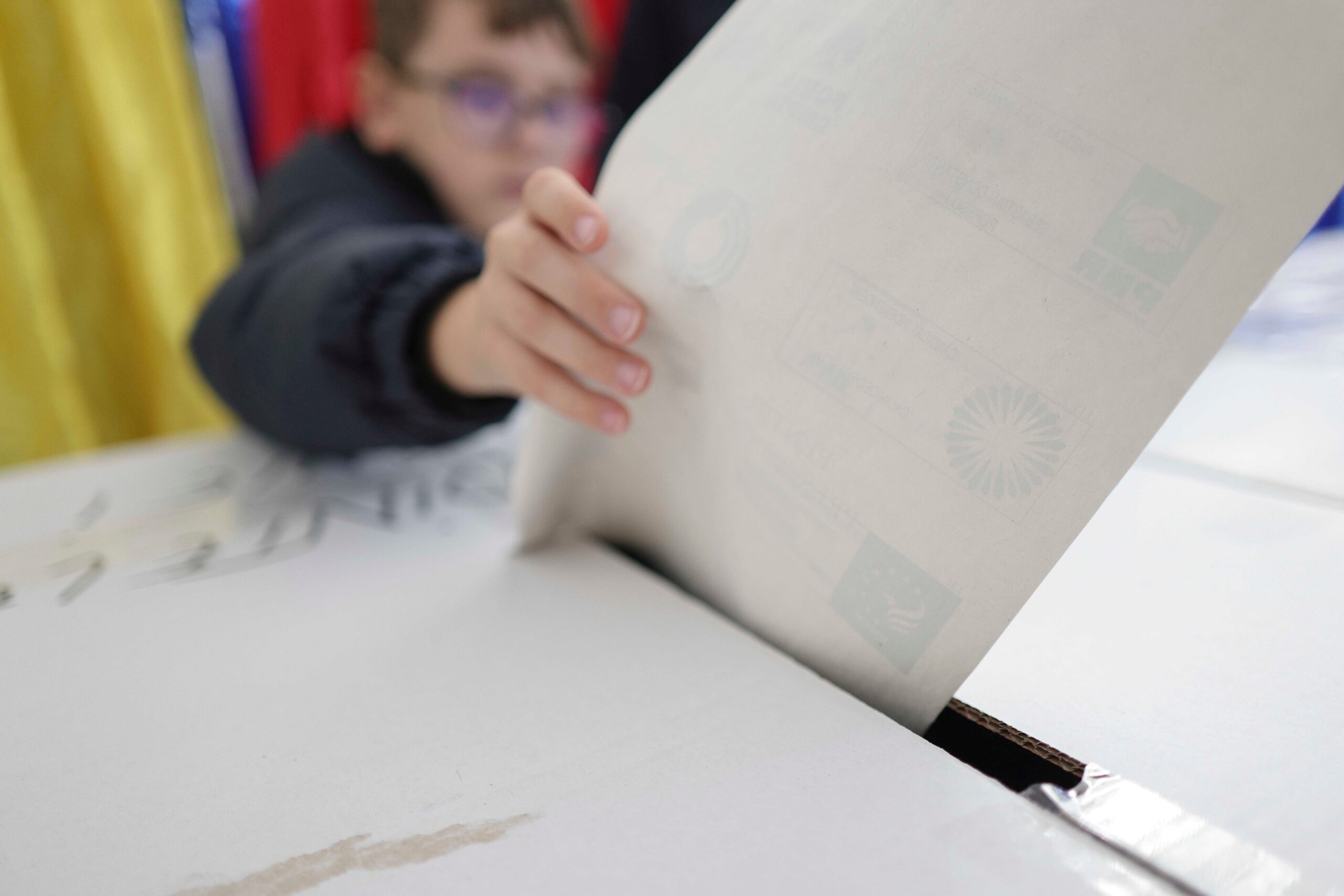 Secțiile de vot din afara României sunt închise, după anularea alegerilor. Românii, anunțați de MAE că nu pot vota