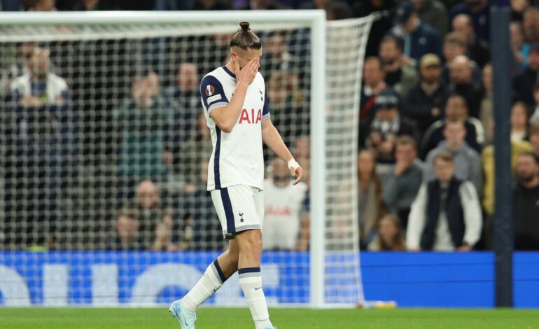 S-a rupt și Radu Drăgușin. Situația incredibilă în care a ajuns Tottenham și reacția violentă a fanilor