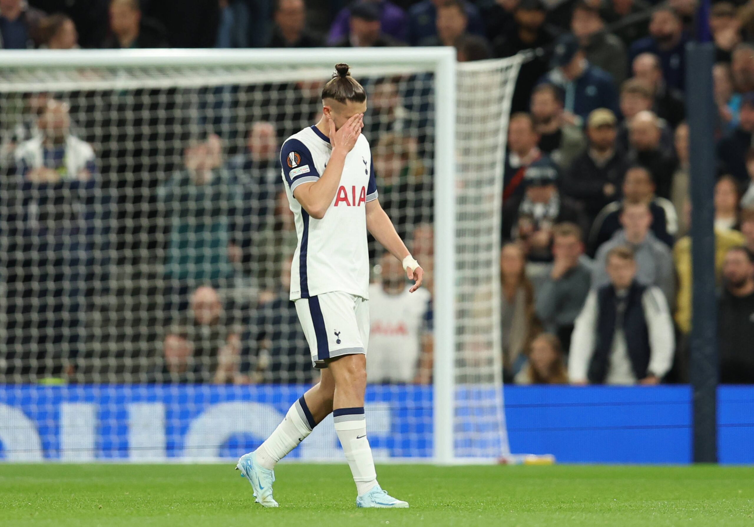 S-a rupt și Radu Drăgușin. Situația incredibilă în care a ajuns Tottenham și reacția violentă a fanilor