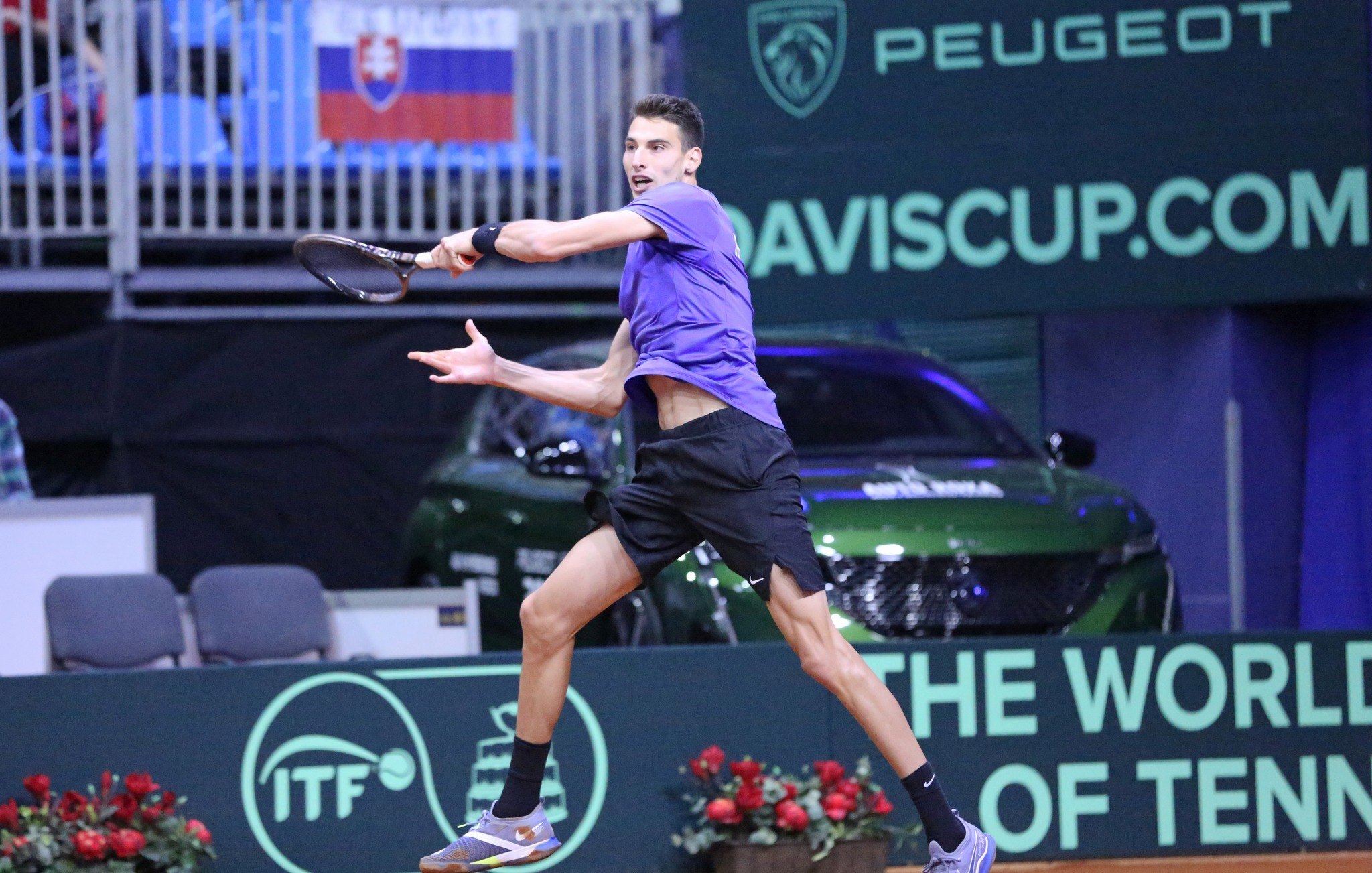 Victor Cornea face bani de nuntă la turneul de la Brisbane. S-a „lipit” cu succes de un argentinian
