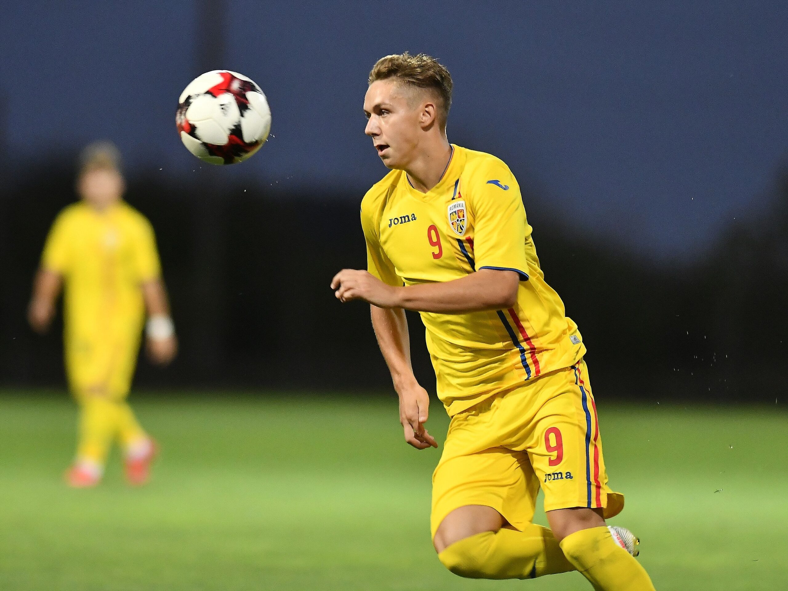 Hagi e ciuca bătăilor, dar demisia i s-a cerut învingătorului Petrescu. Louis Munteanu a mușcat mâna care l-a hrănit