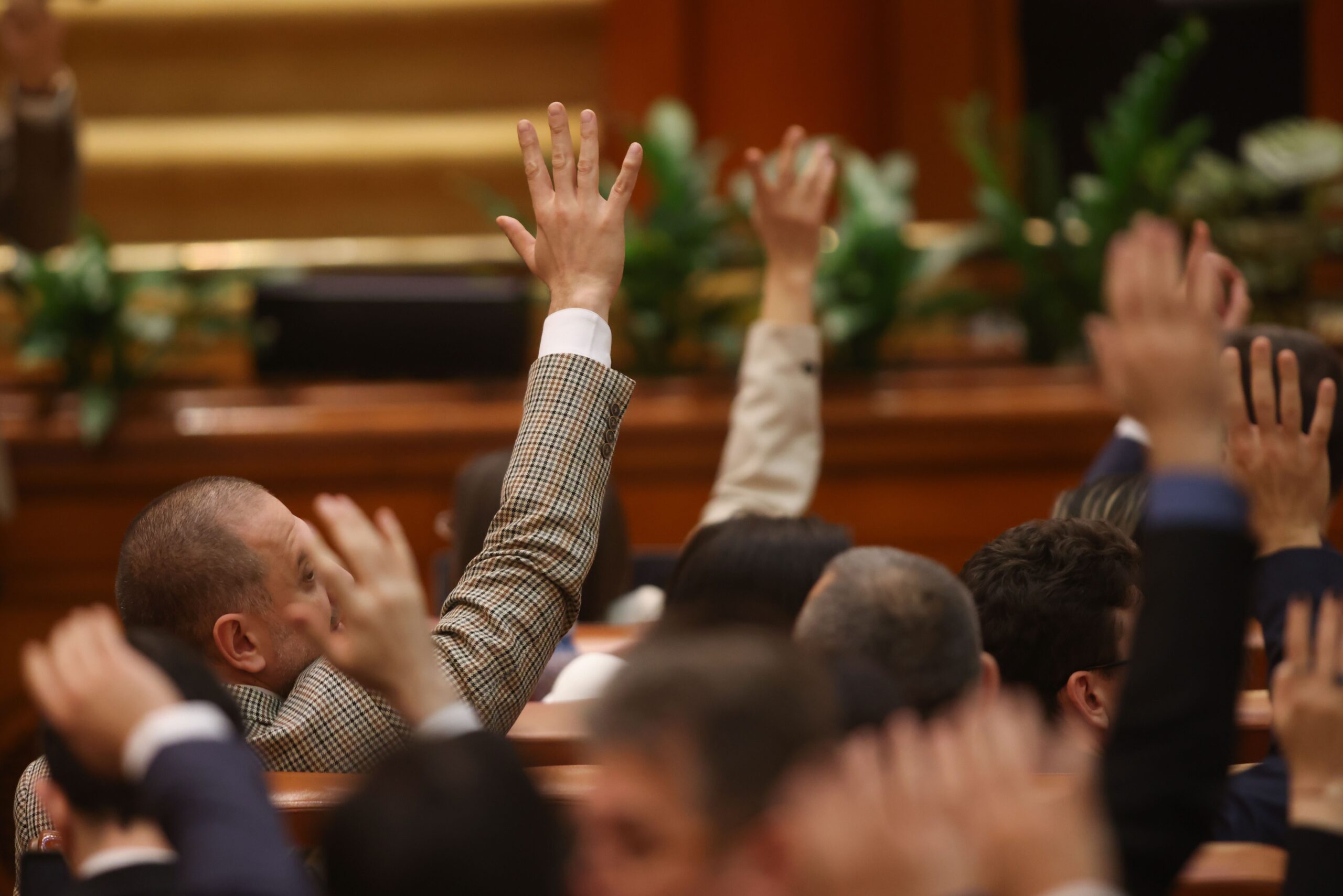 Numiri-cheie în instituții publice: Parlamentul decide marți conducerea TVR, Radioului și AEP. Numele celor care ar urma să preia funcțiile