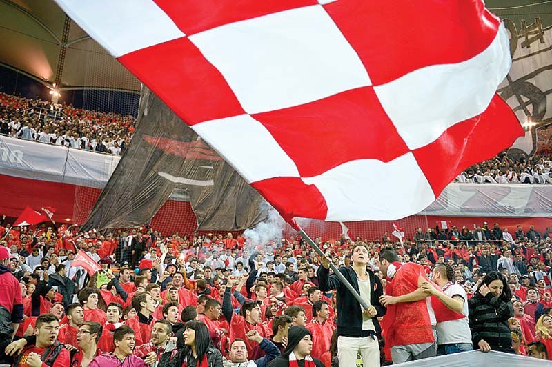 Plângere penală pentru rasism și discriminare după meciul Rapid – Dinamo. O asociație reclamă daune de 2.000.000 de lei