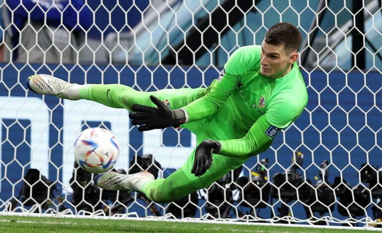 Modificare ciudată în regulamentul de fotbal: ce pățește o echipă dacă portarul ține mingea mai mult de 8 secunde