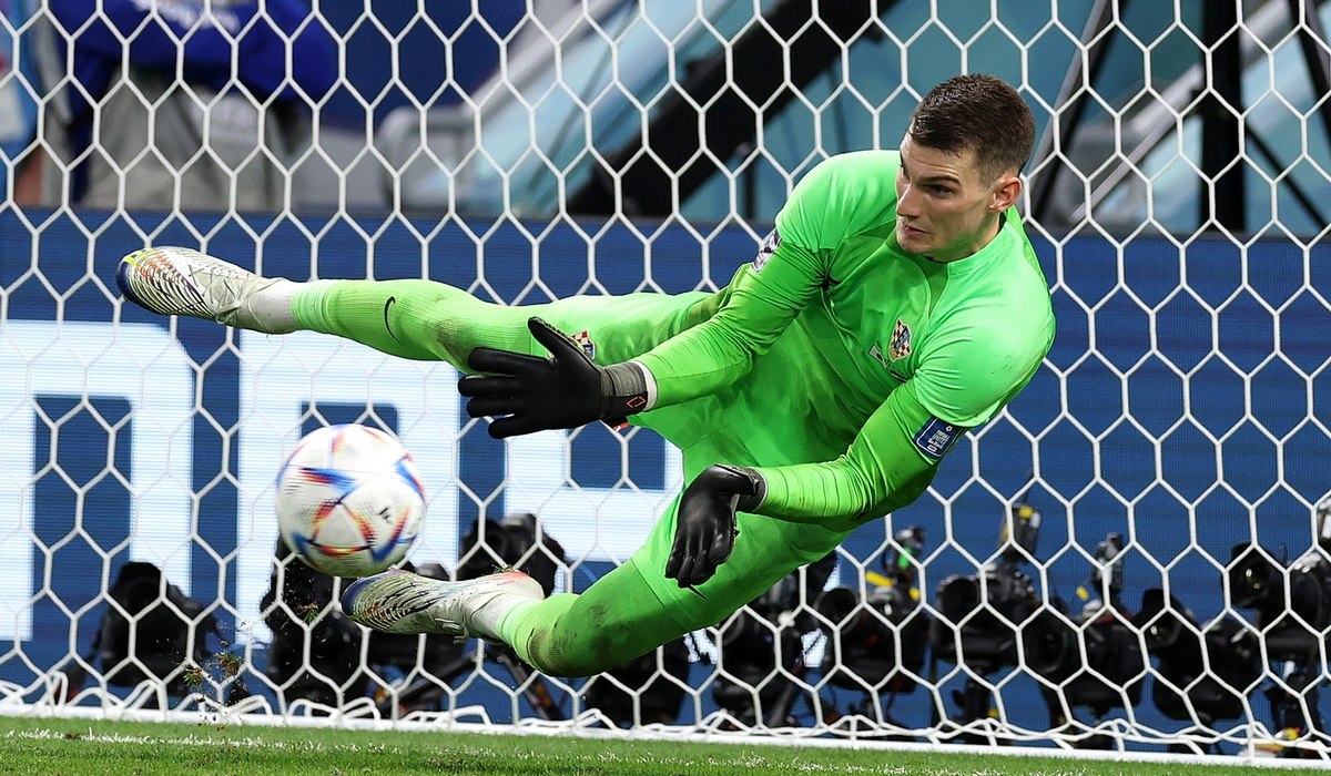 Modificare ciudată în regulamentul de fotbal: ce pățește o echipă dacă portarul ține mingea mai mult de 8 secunde