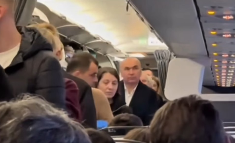 Ilie Bolojan a ajuns la Londra cu un avion de linie. Imaginile surprinse cu președintele interimar, la clasa economic