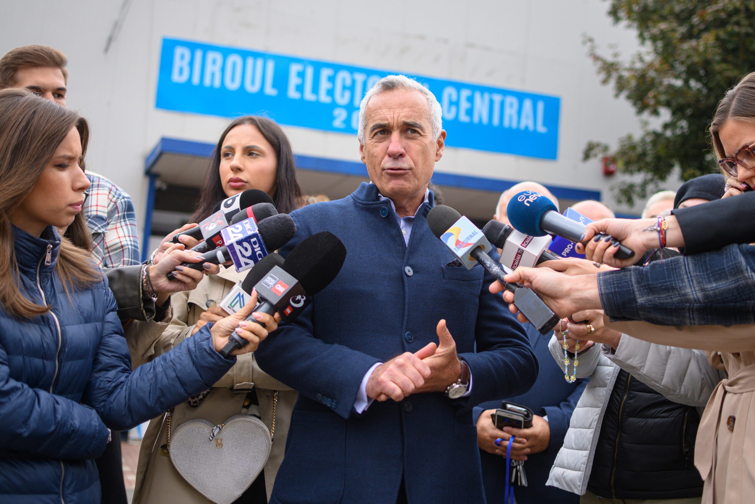 Călin Georgescu își depune candidatura la alegerile prezidențiale și explică de ce dosarul său nu poate fi invalidat. „Din două motive”