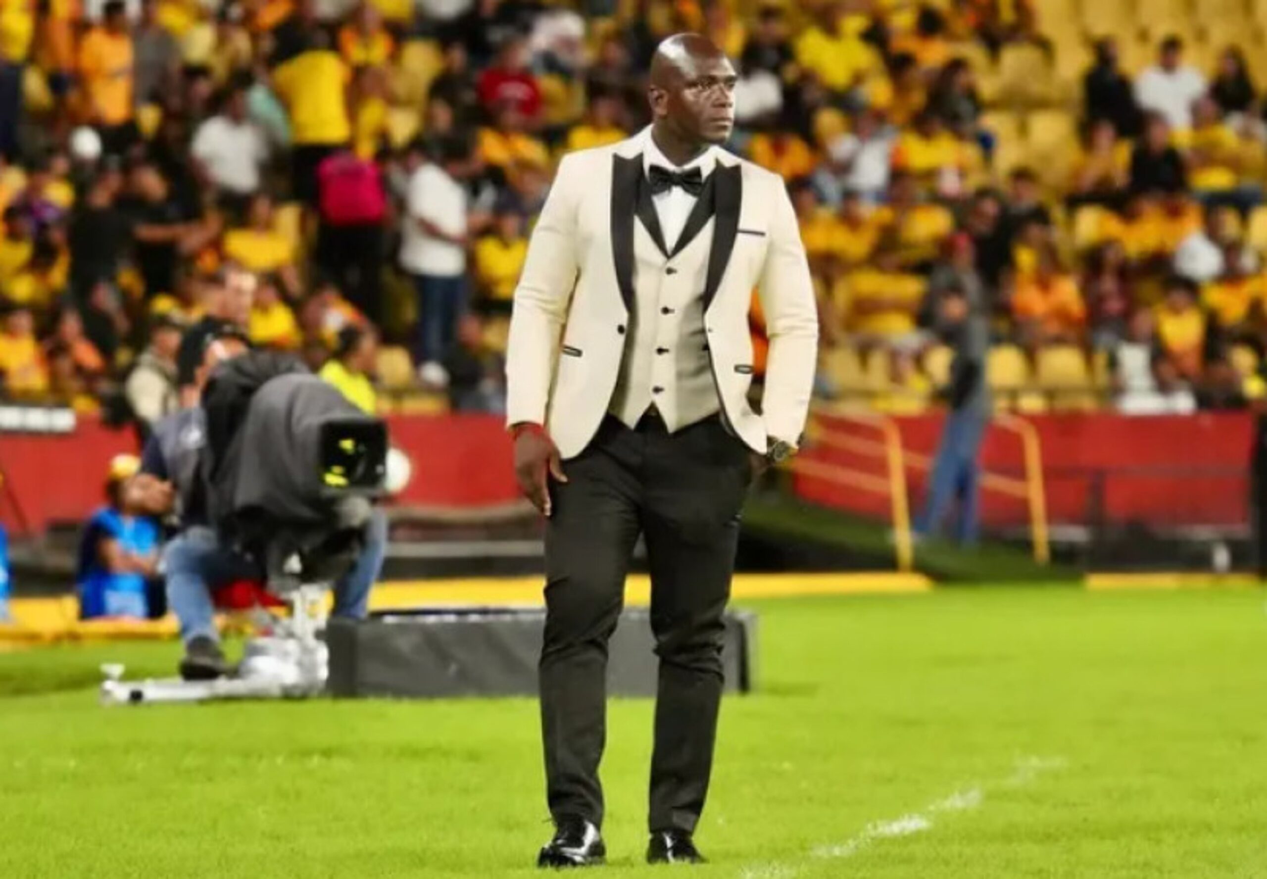 Antrenorul dezvăluie de ce a venit la meci îmbrăcat ca la nuntă, după ce a fost ironizat pe rețelele sociale