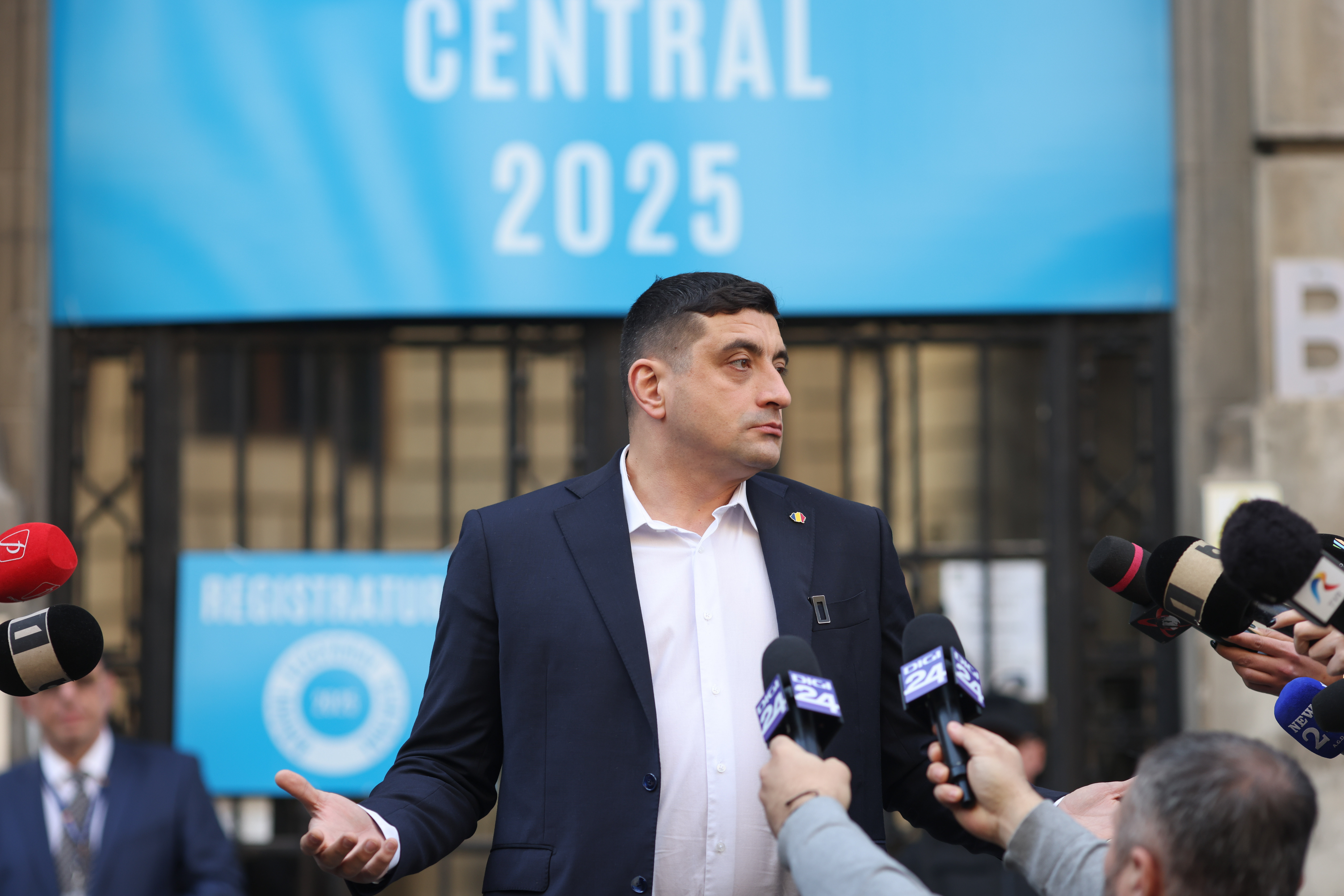 Portret de candidat. Cine este George Simion, șeful de galerie ajuns vicepreședinte într-un partid european