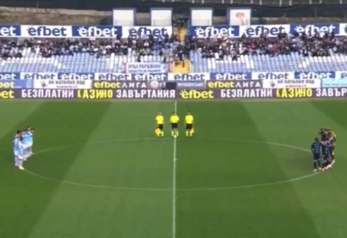 Un meci de fotbal a început cu un minut de reculegere pentru un jucător care… trăia