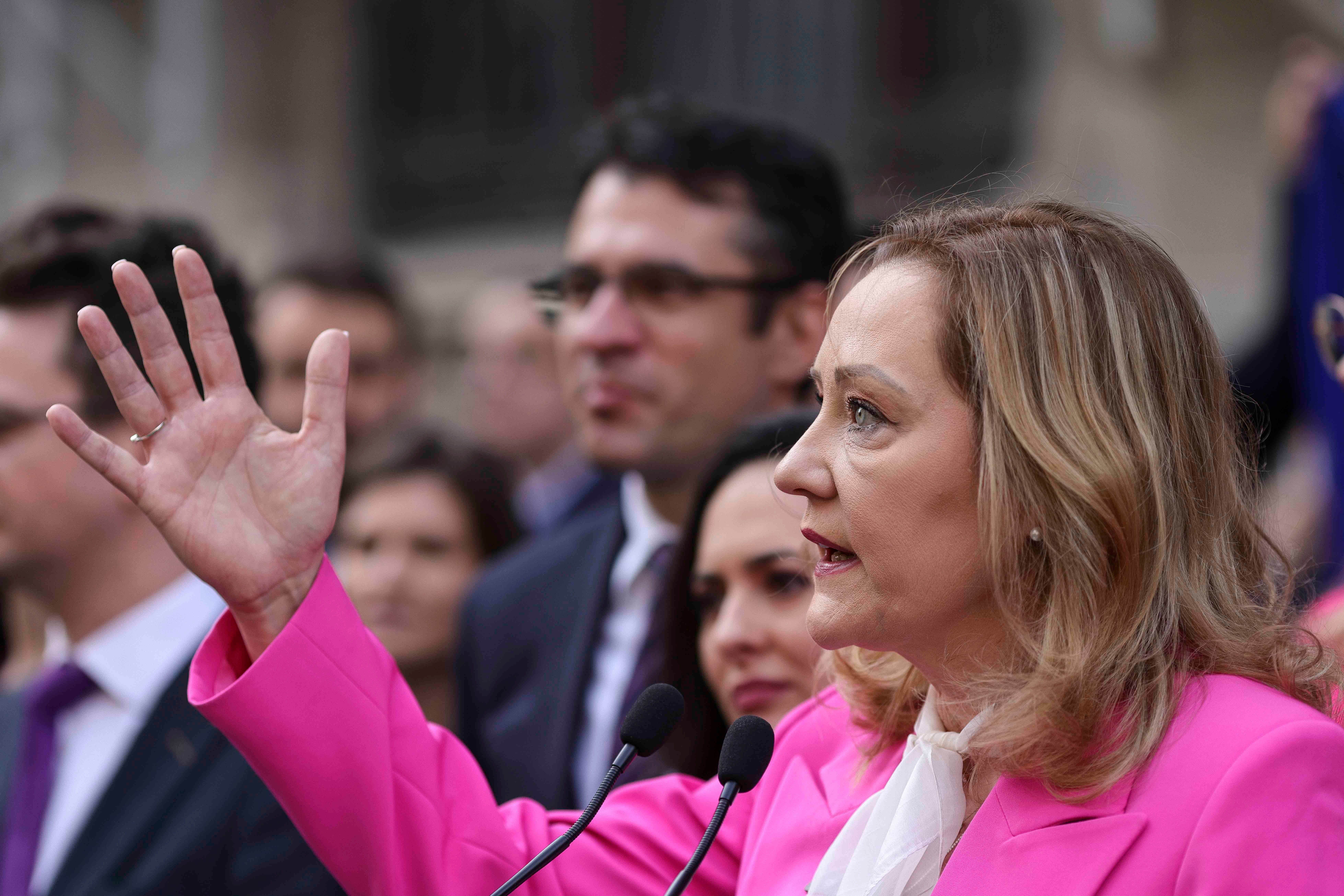 Val de reacții în urma desecretizării zborurilor efectuate de Iohannis. Lasconi: „România are nevoie de un președinte cu bun-simț”