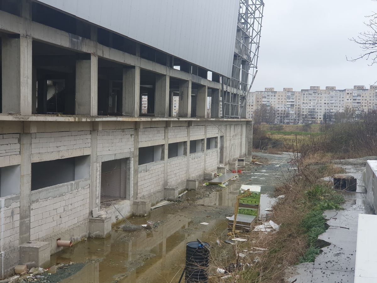 Imagini ca după război la malul mării. Sala Sporturilor din Constanța, o ruină năpădită de buruieni