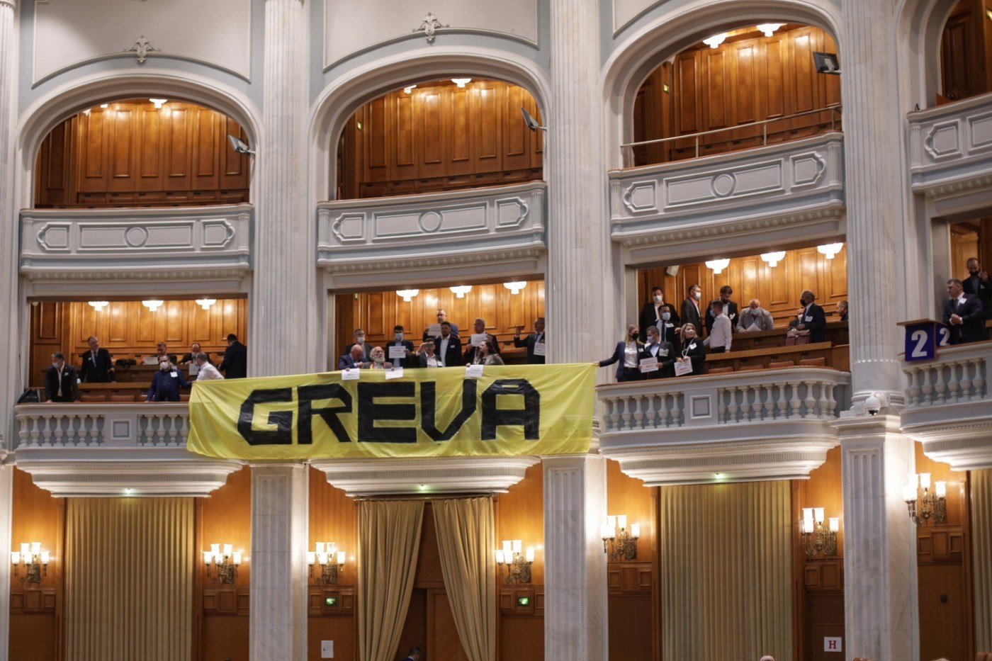 Parlamentarii AUR și POT, acuzați că trag chiulul pe banii cetățenilor. „La sarmale, înainte. Își bat joc de banii voștri!”