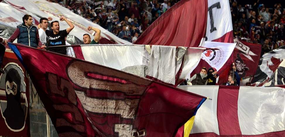 Rapid, cocoșată de amenzi. Năzbâtiile suporterilor au costat scump conducerea